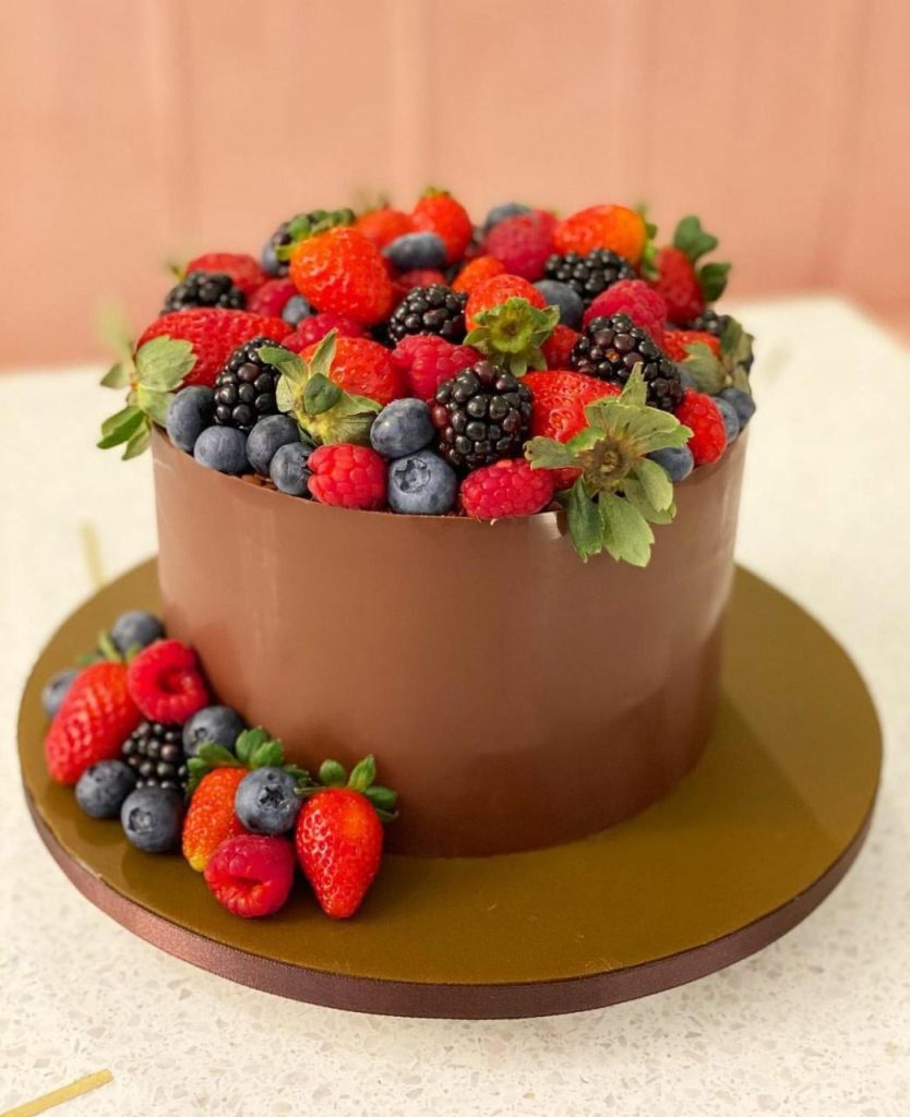 Bolo 15 cm chocolate com brigadeiro e frutas vermelhas