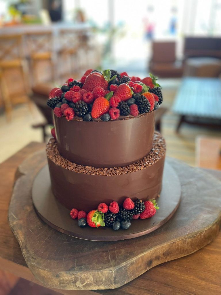 Bolo 2 andares chocolate com brigadeiro e frutas vermelhas(1)