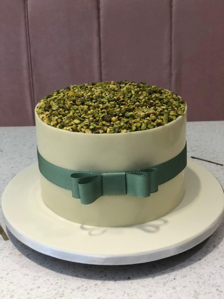 Bolo 20 cm pistache com ganache de chocolate branco + laço