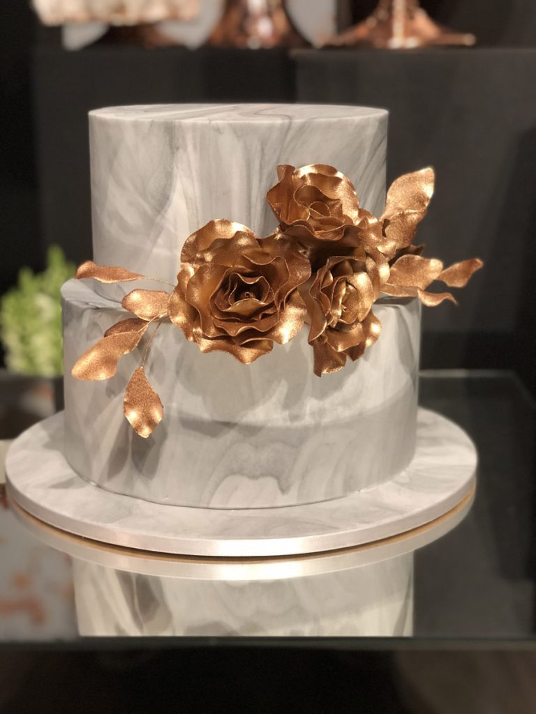 Bolo casamento Marmore com flor dourada